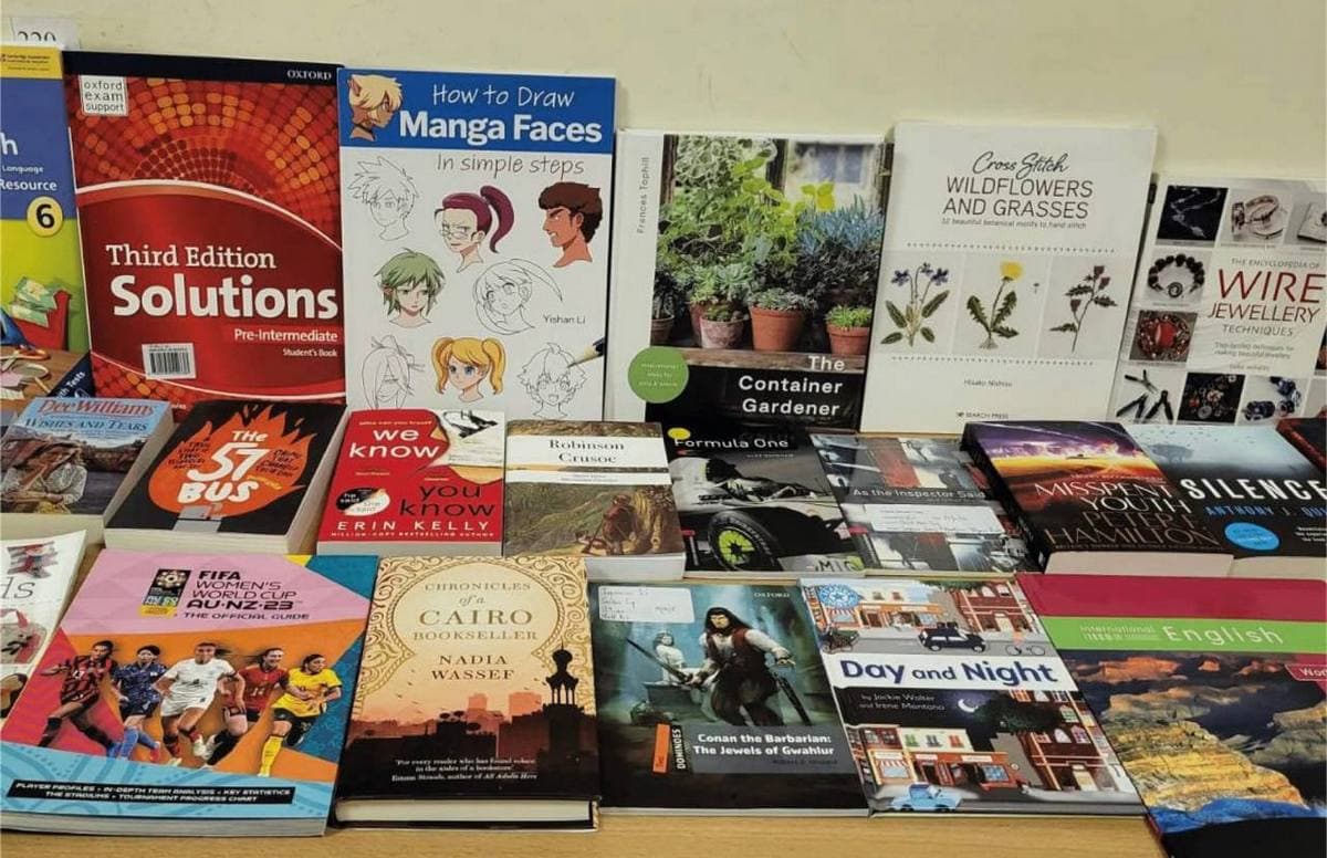 "Незламні бібліотеки": маріупольська бібліотека Дніпрі отримала 48 книжок з Великої Британії