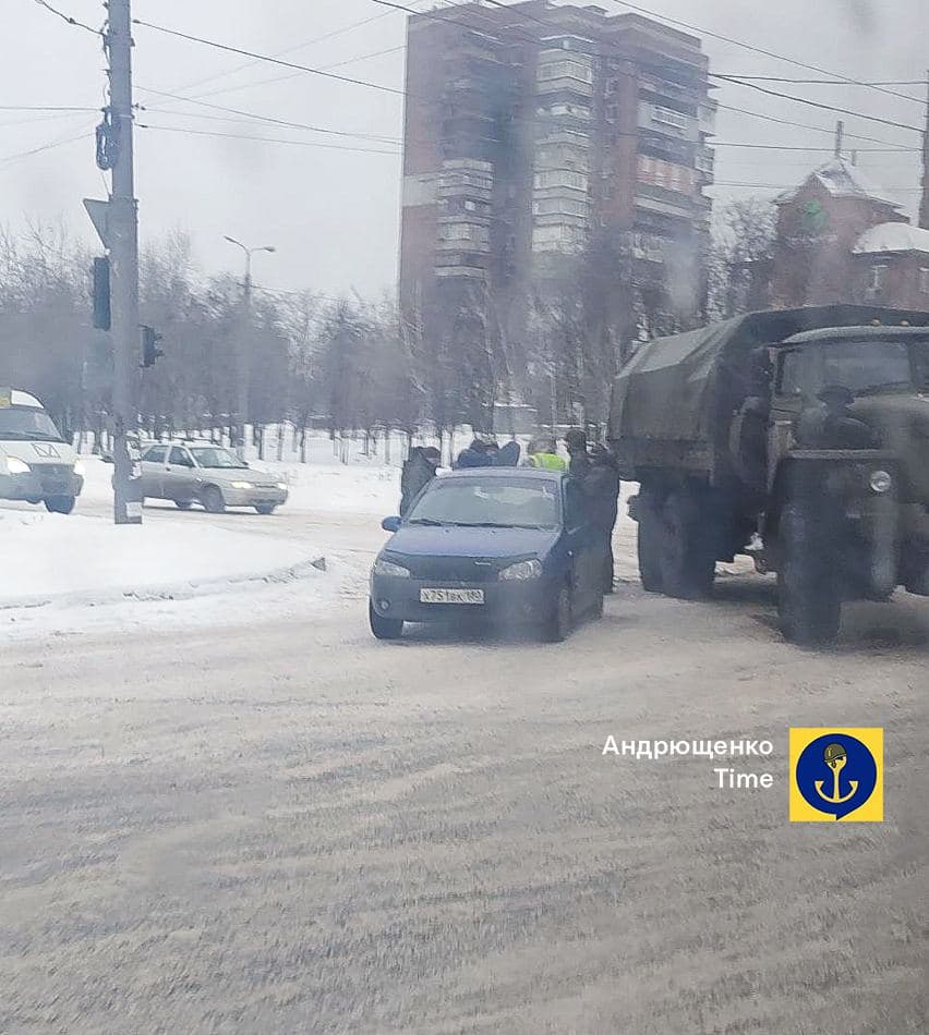 В окупованому Маріуполі військова вантажівка переїхала цивільну автівку