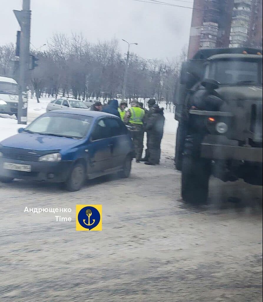 В окупованому Маріуполі військова вантажівка переїхала цивільну автівку