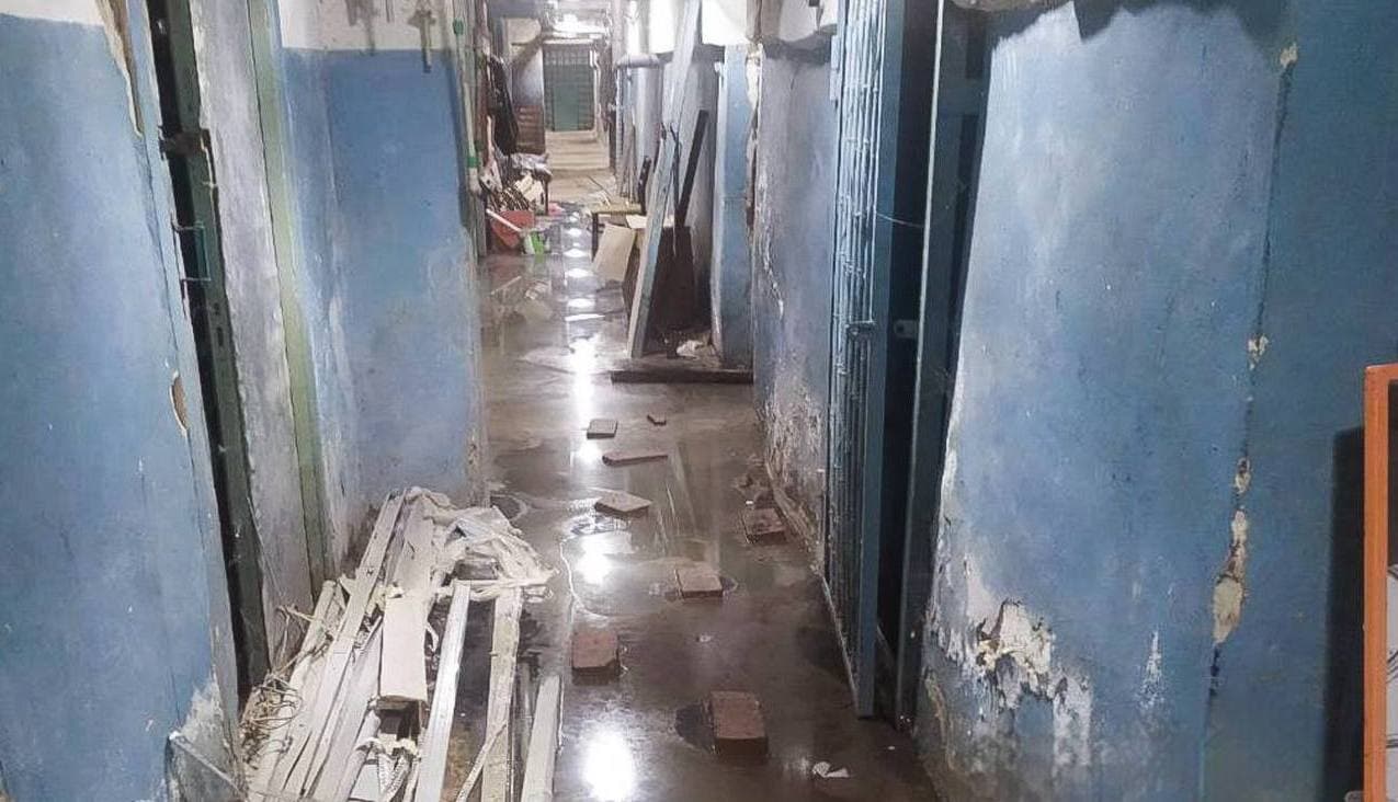 В окупованому Маріуполі каналізацією заливає будинки та підстанції