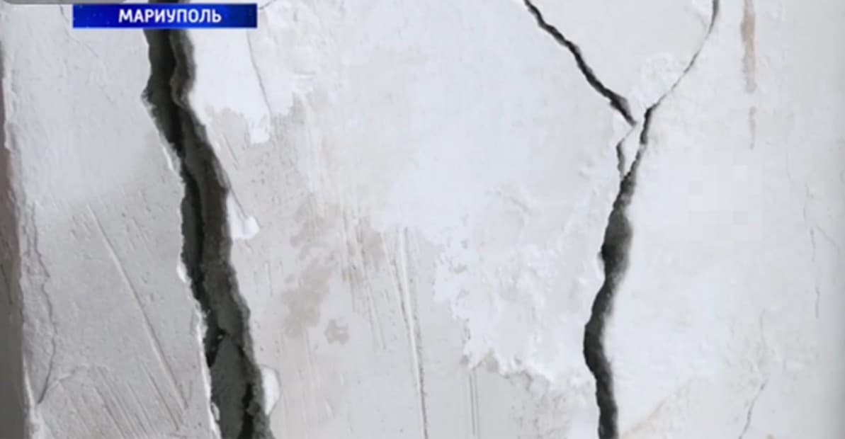 У Маріуполі будинки починають руйнуватися одразу після "ремонтів" окупантів (відео)