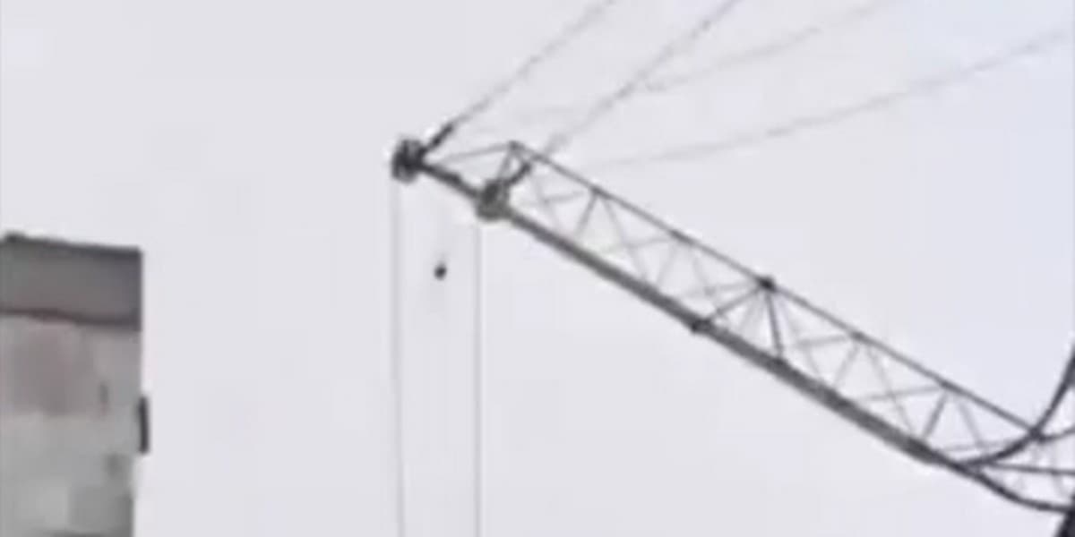 В Маріуполі ремонтники окупантів вдарили стрілою крану по будинку (відео)