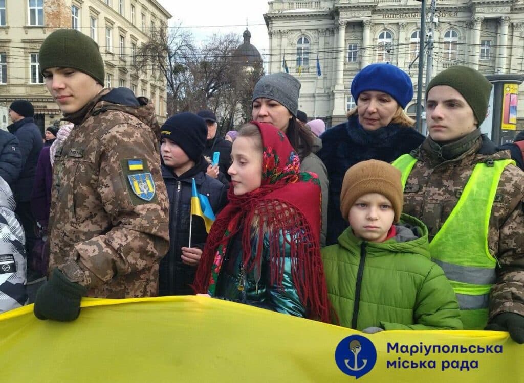 Маріупольці розгорнули найбільший прапор України у Львові (фото)