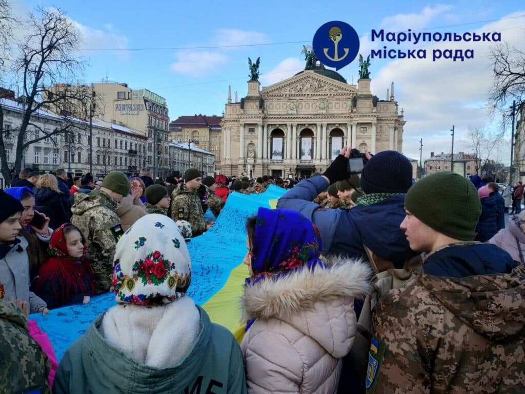 Маріупольці розгорнули найбільший прапор України у Львові (фото)