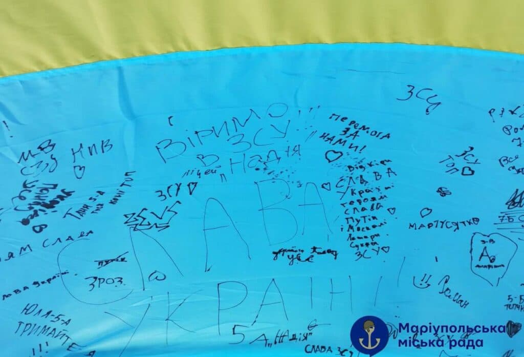 Маріупольці розгорнули найбільший прапор України у Львові (фото)