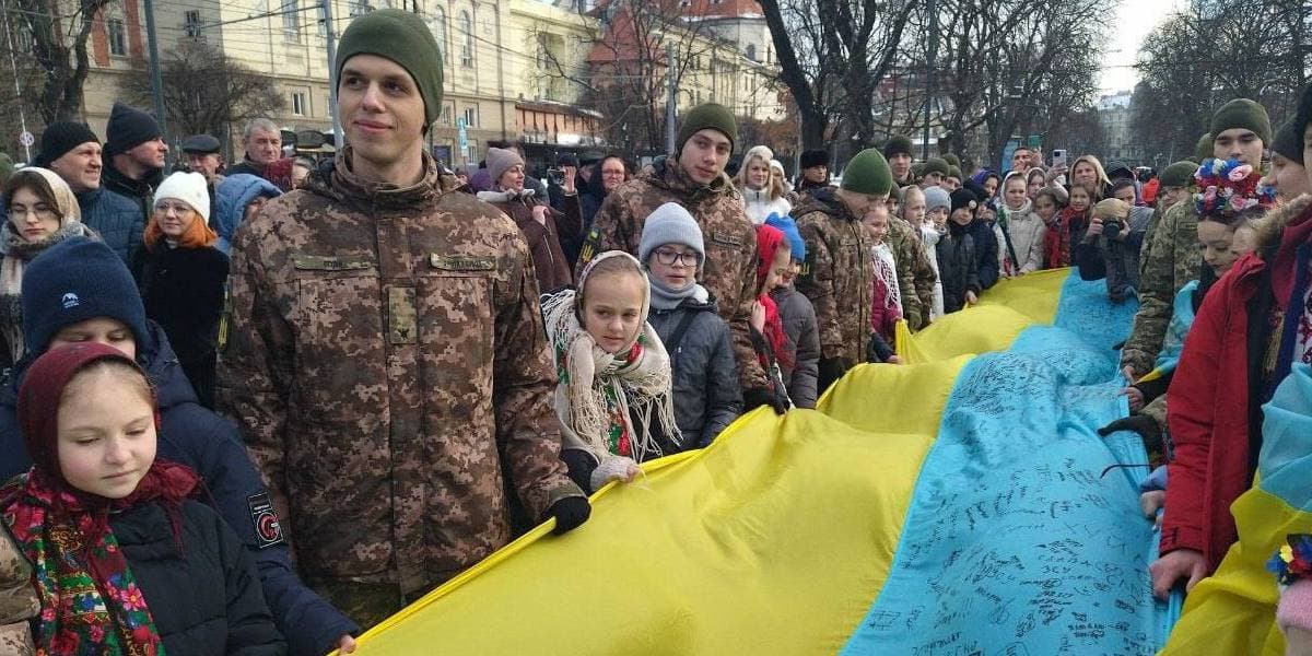Маріупольці розгорнули найбільший прапор України у Львові (фото)
