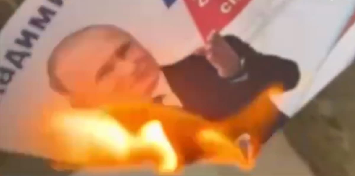 Маріупольці спалюють листівки з путіним (відео)