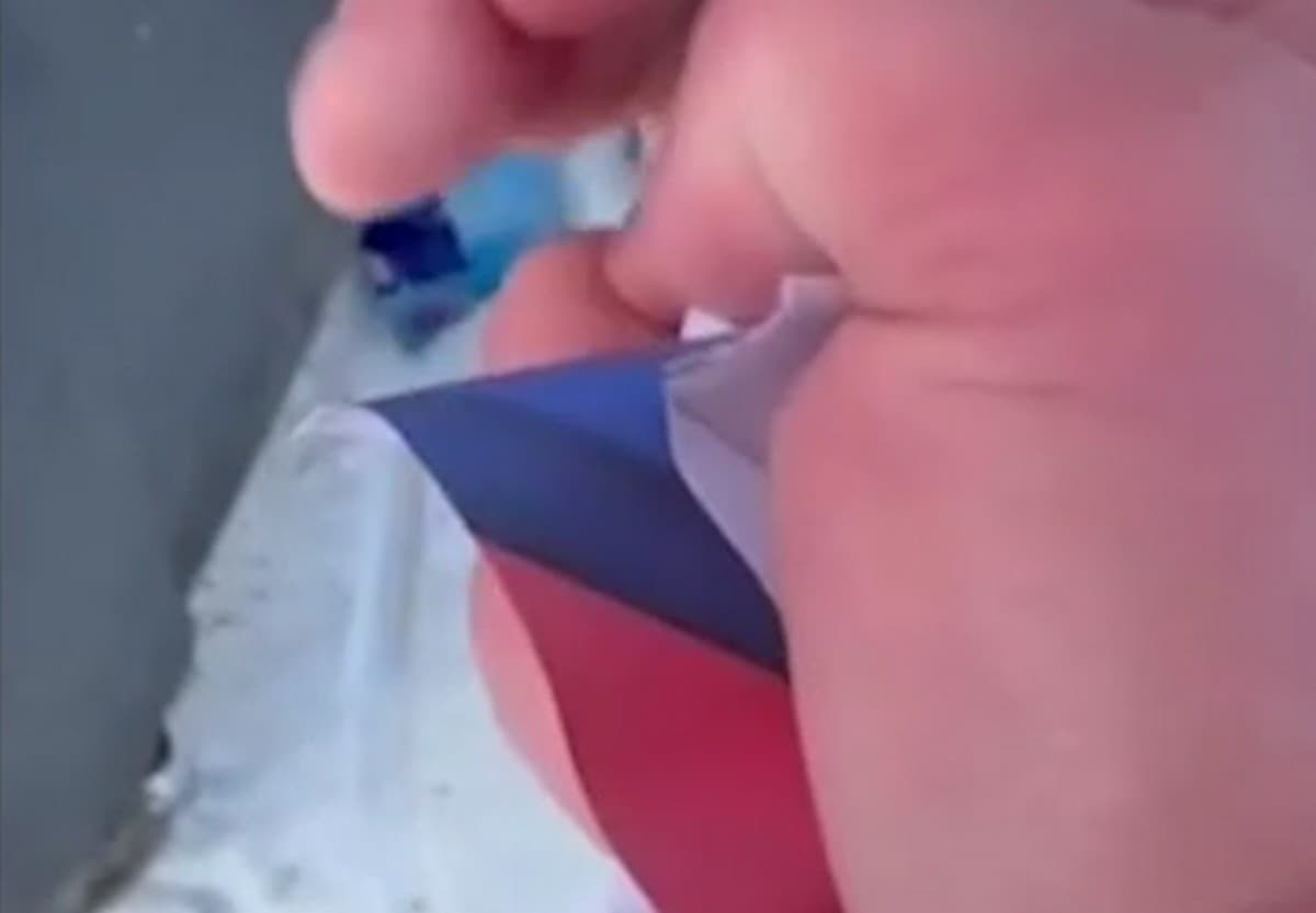 В окупованому Маріуполі агітаційну "рекламу" з путіним містяни викидають на смітник (відео)