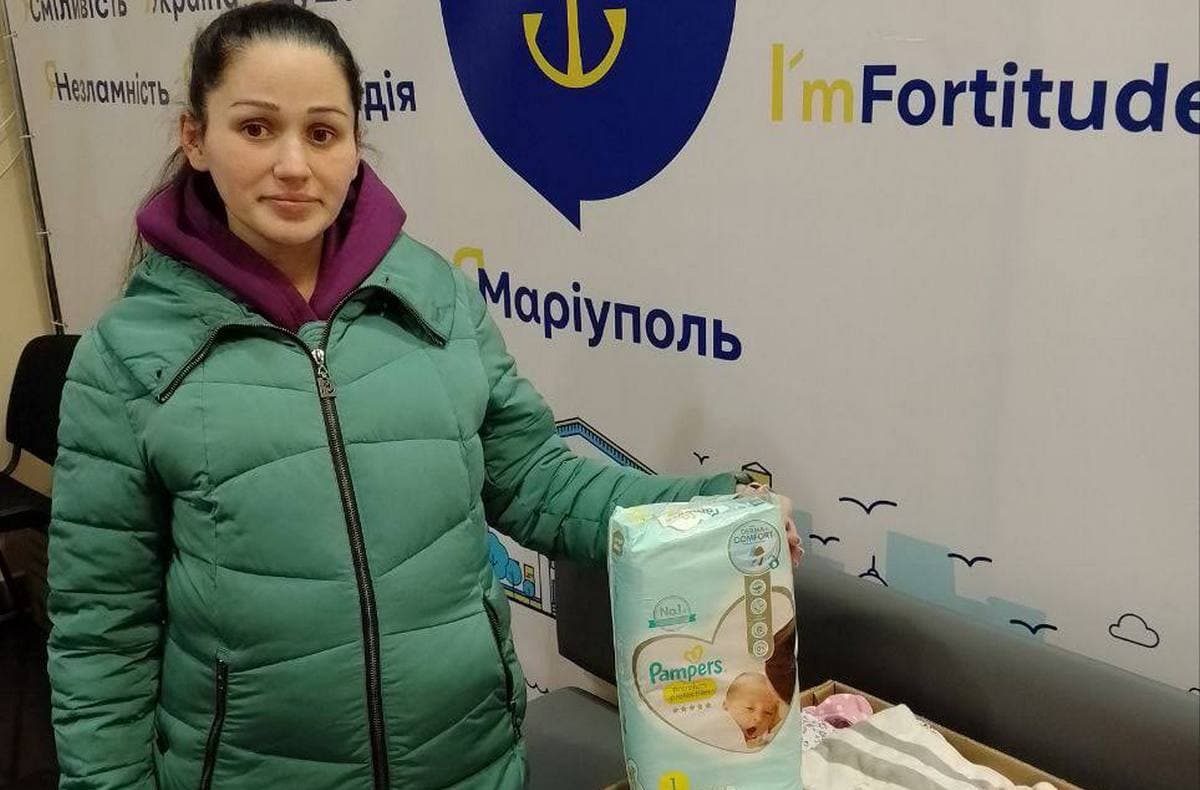 У центрі для переселенців з Маріуполя жінка захисника України в очікуванні п'ятої дитини отримала допомогу