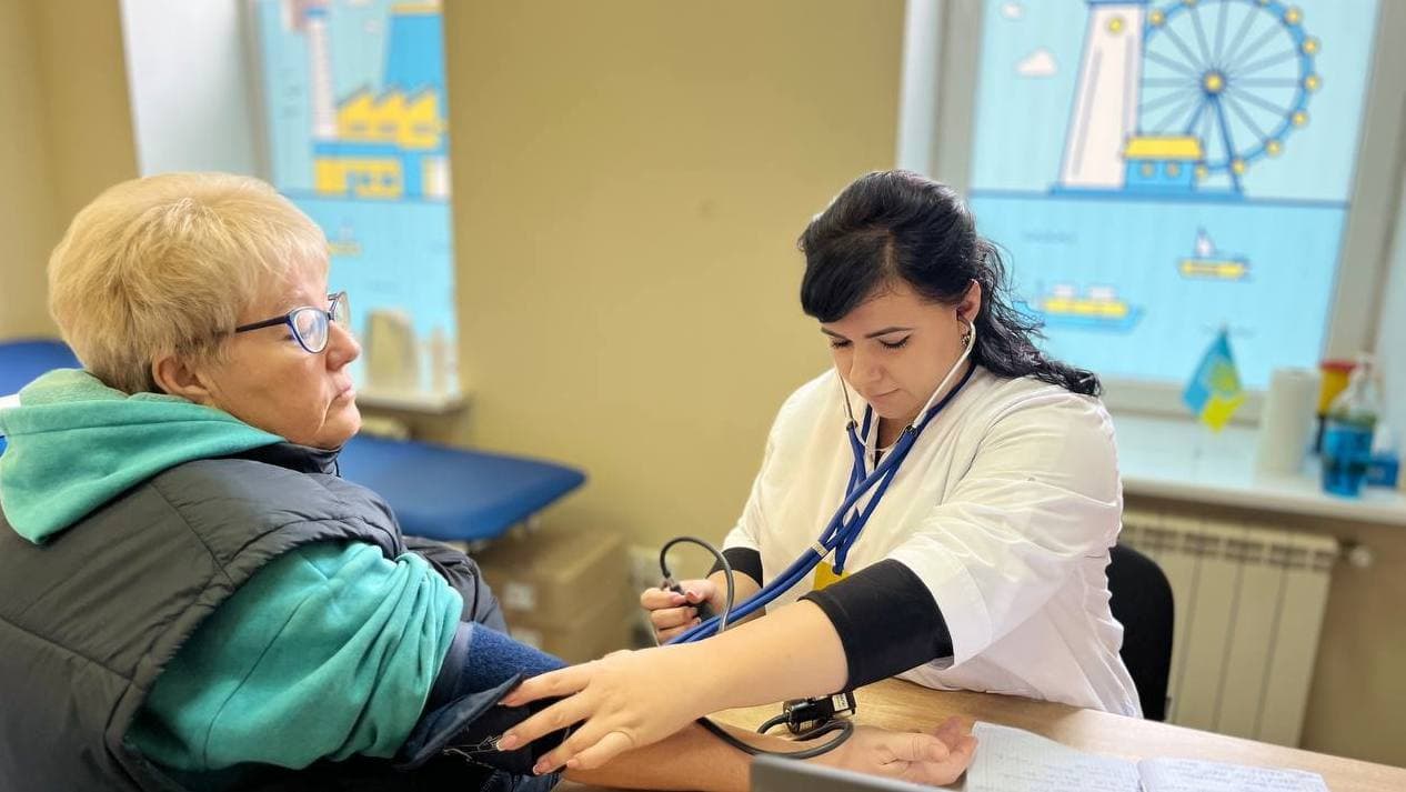 У містах України переселенці з Маріуполя отримують безкоштовні медичні консультації та огляди