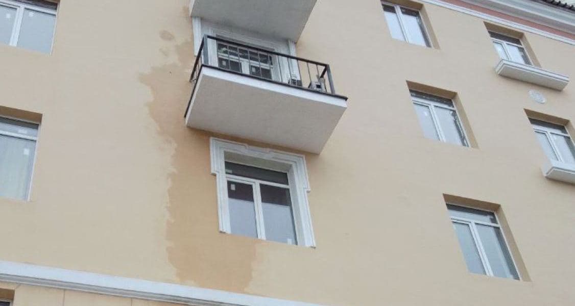 В окупованому Маріуполі створюють ілюзію ремонтів будинків (фото)