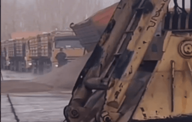 З Маріупольського порту загарбники продовжують красти українське зерно (відео)