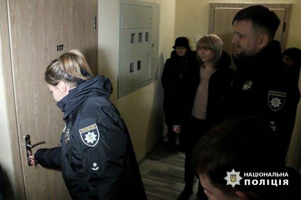 П’ять родин поліцейських-переселенців, які втратили свої домівки, отримали тимчасове житло від благодійного фонду