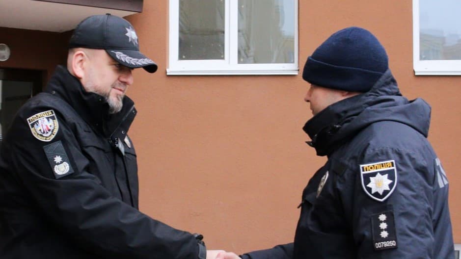 П’ять родин поліцейських-переселенців, які втратили свої домівки, отримали тимчасове житло від благодійного фонду