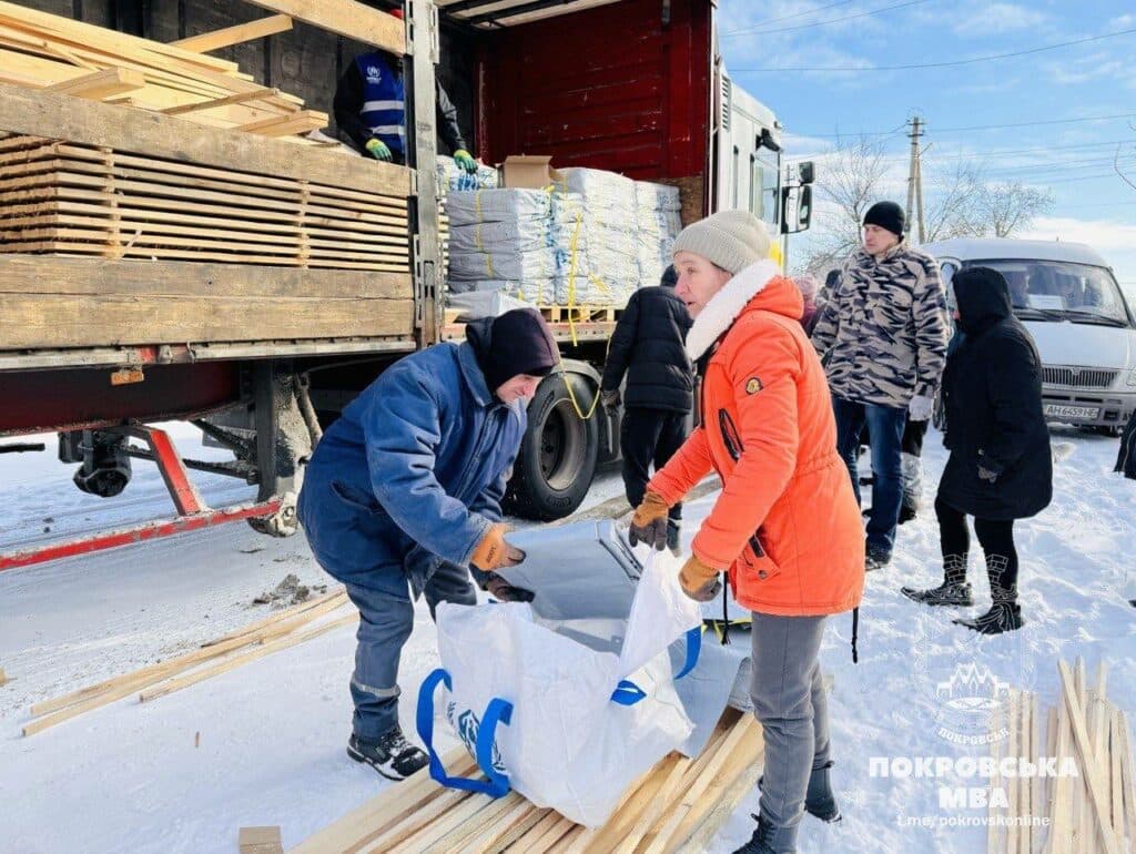 "Янголи Спасіння" привезли будматеріали від ООН постраждалим від обстрілу у Покровську (фото)
