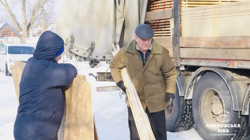 "Янголи Спасіння" привезли будматеріали від ООН постраждалим від обстрілу у Покровську (фото)