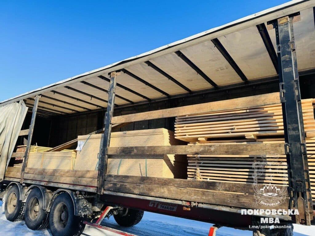 "Янголи Спасіння" допомагають відновити пошкоджені будинки у Покровську