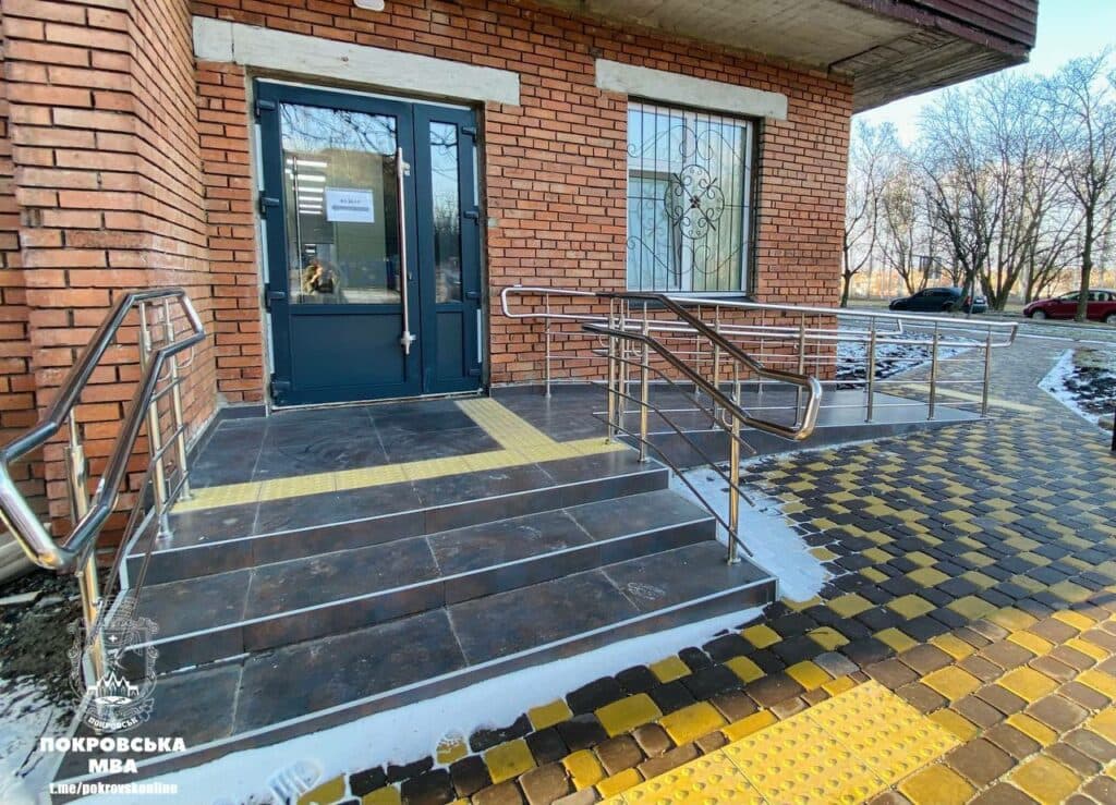 У медзакладах Покровської громади покращують умови перебування пацієнтів враховуючи елементи доступності (фото)