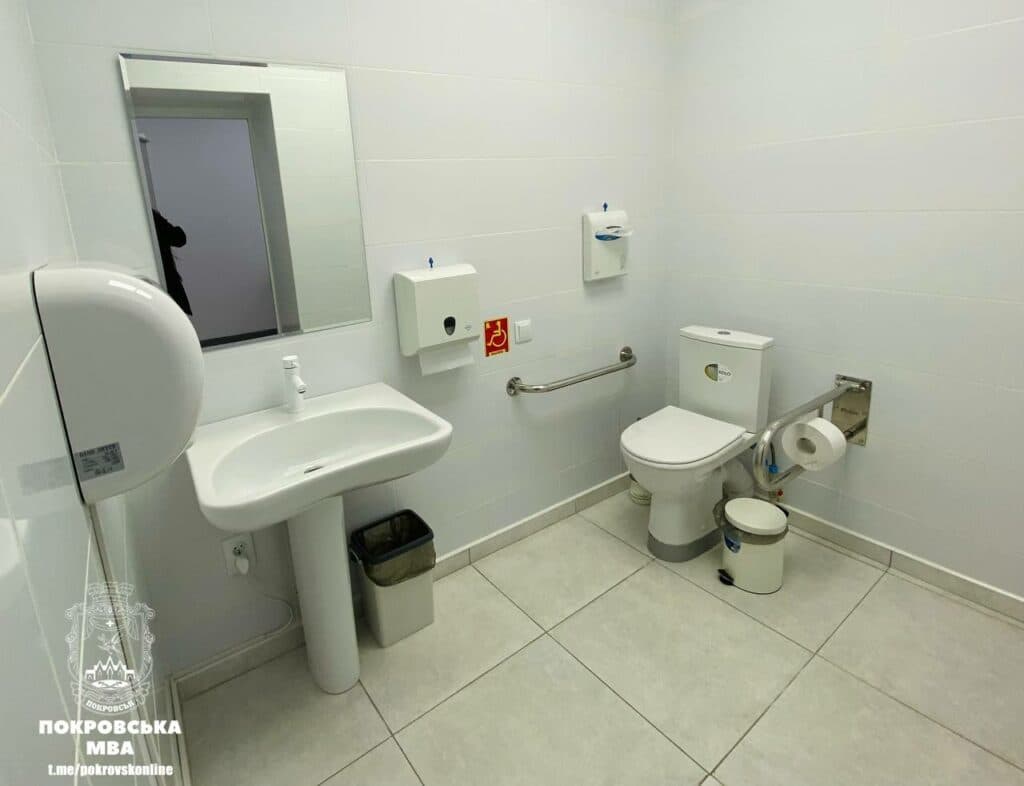 У медзакладах Покровської громади покращують умови перебування пацієнтів враховуючи елементи доступності (фото)