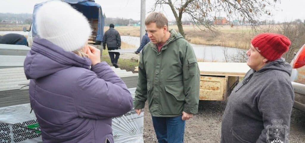 Доставляють будматеріали та ремонтують покрівлі: у Покровську працюють на місцях ворожих обстрілів