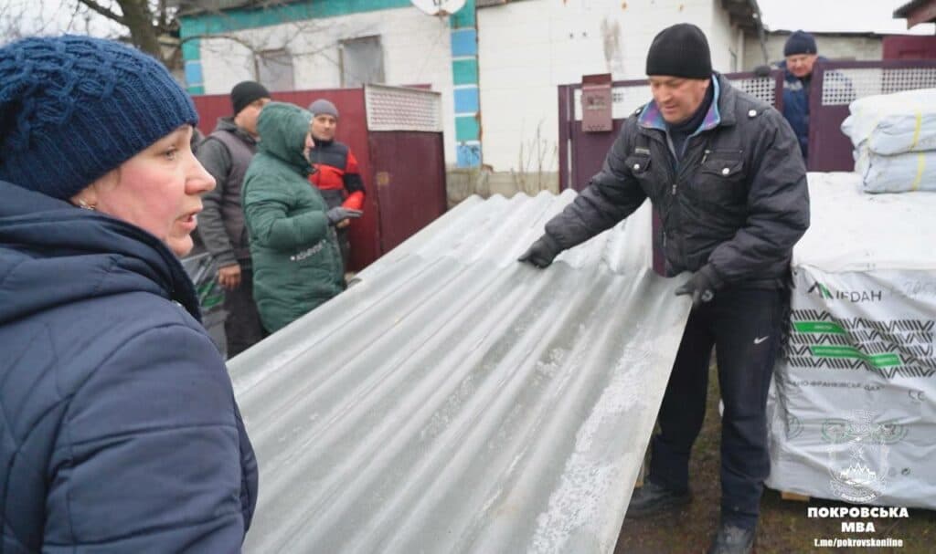 Доставляють будматеріали та ремонтують покрівлі: у Покровську працюють на місцях ворожих обстрілів