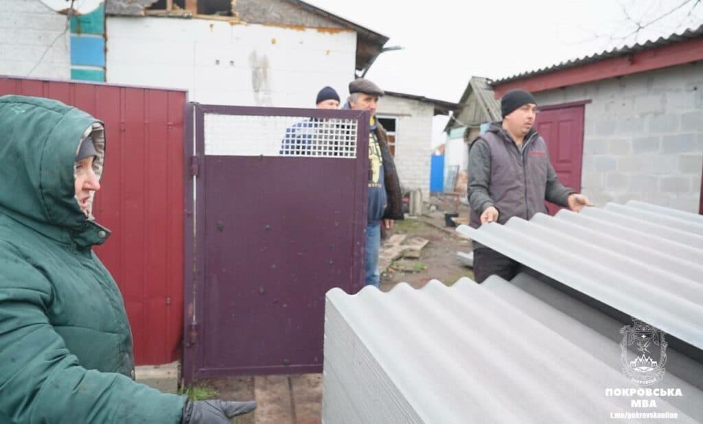 Доставляють будматеріали та ремонтують покрівлі: у Покровську працюють на місцях ворожих обстрілів