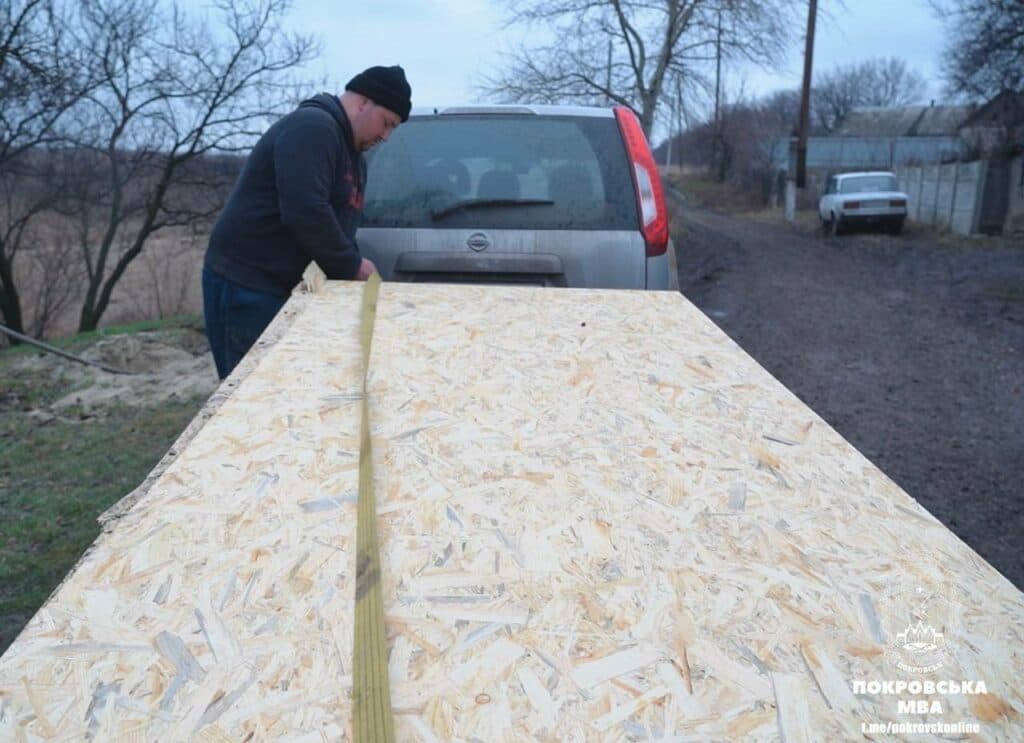 Доставляють будматеріали та ремонтують покрівлі: у Покровську працюють на місцях ворожих обстрілів