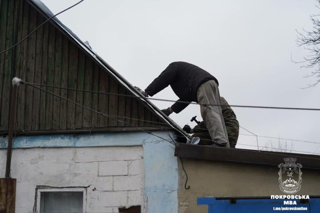 Доставляють будматеріали та ремонтують покрівлі: у Покровську працюють на місцях ворожих обстрілів
