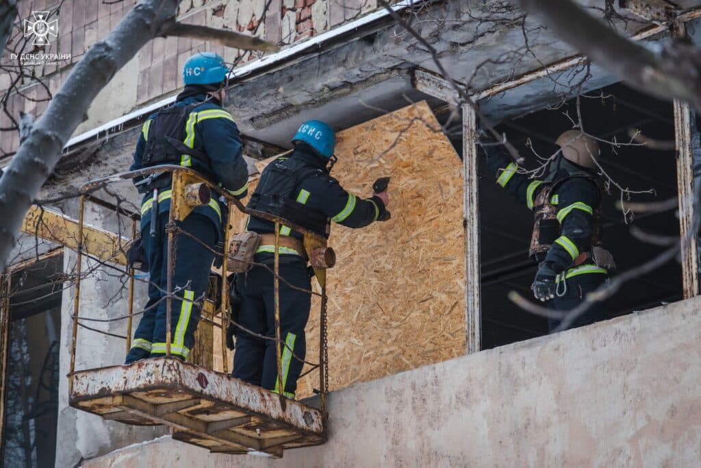 У Селидове рятувальники допомагають з закриттям вікон у політехнічному коледжі, пошкоджених внаслідок ворожого обстрілу (фото)