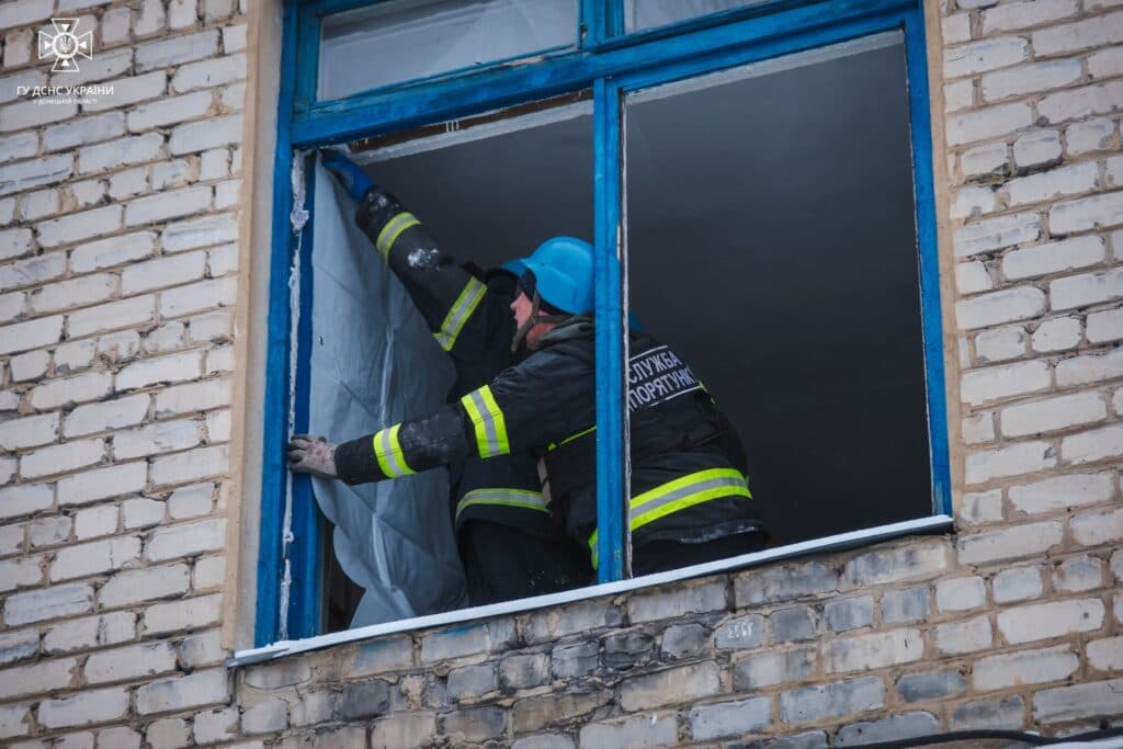 У Селидове рятувальники допомагають з закриттям вікон у політехнічному коледжі, пошкоджених внаслідок ворожого обстрілу (фото)