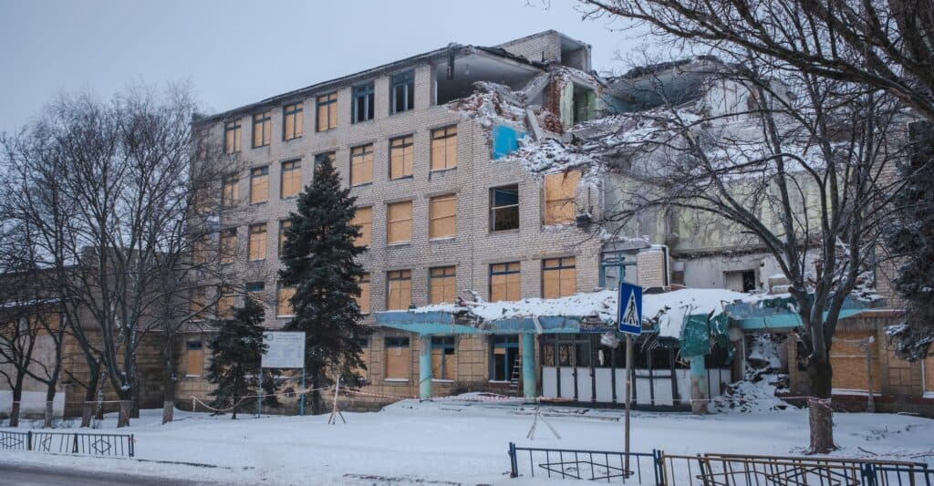 У Селидове рятувальники допомагають з закриттям вікон у політехнічному коледжі, пошкоджених внаслідок ворожого обстрілу (фото)