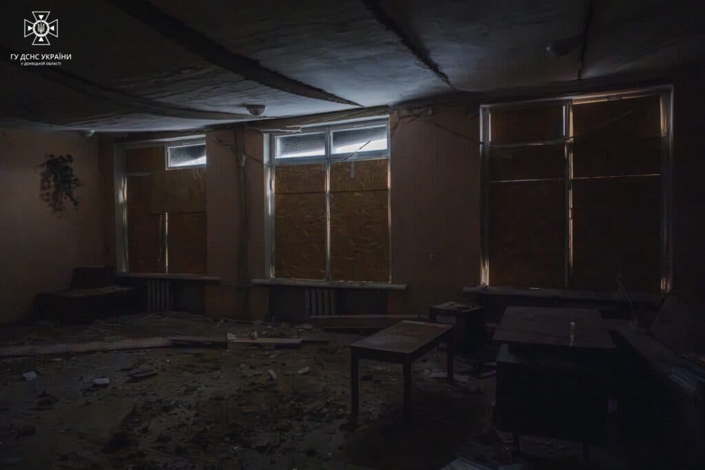 У Селидове рятувальники допомагають з закриттям вікон у політехнічному коледжі, пошкоджених внаслідок ворожого обстрілу (фото)