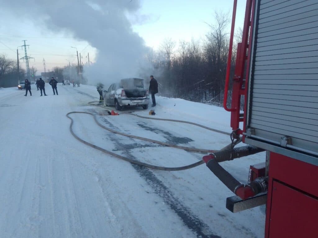 У Слов’янську рятувальники ліквідували загоряння легкового автомобіля, якого охопило полум'ям на ходу (фото)