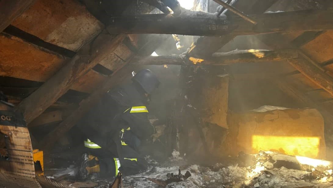 У Лимані рятувальники загасили пожежу в будинку