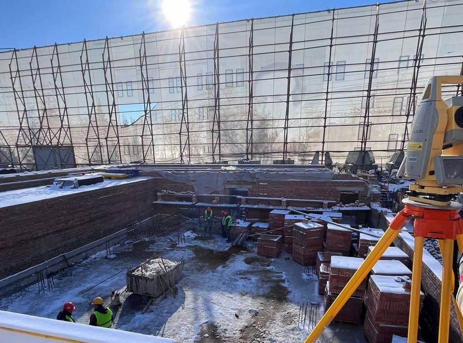 У Маріуполі загарбники продовжують так звану відбудову Драмтеатру