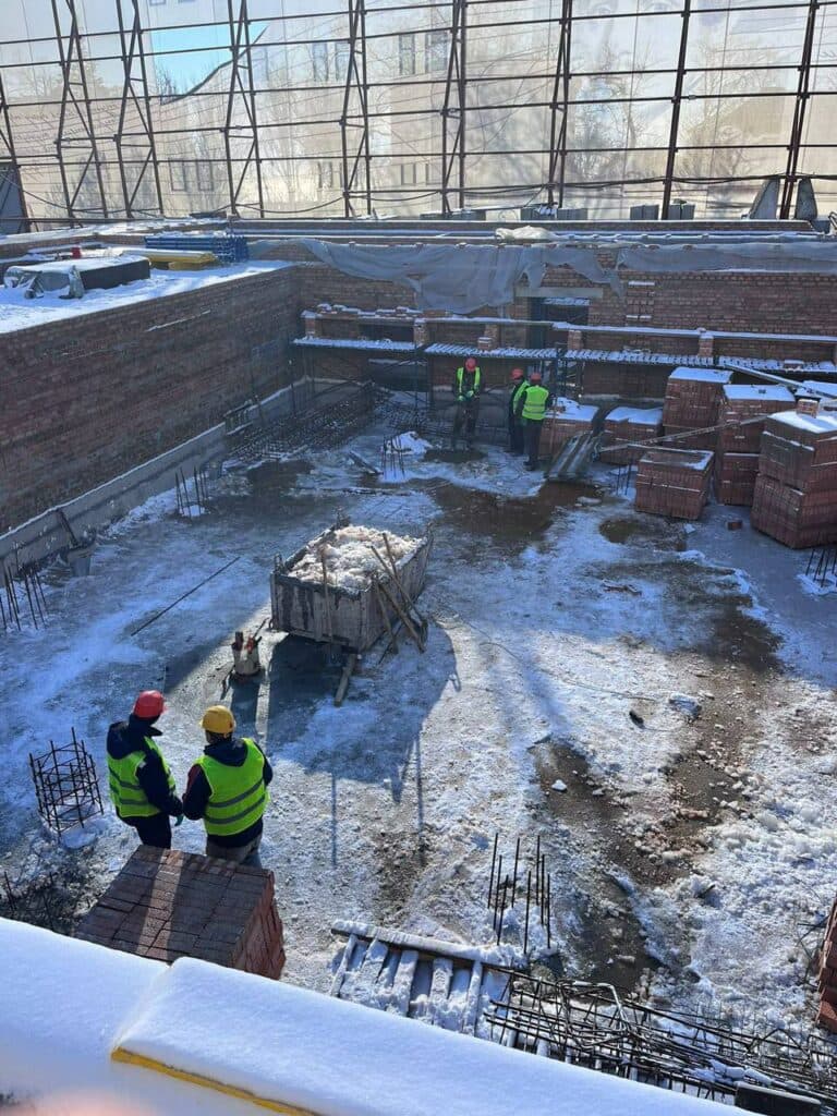 У Маріуполі загарбники продовжують так звану відбудову Драмтеатру