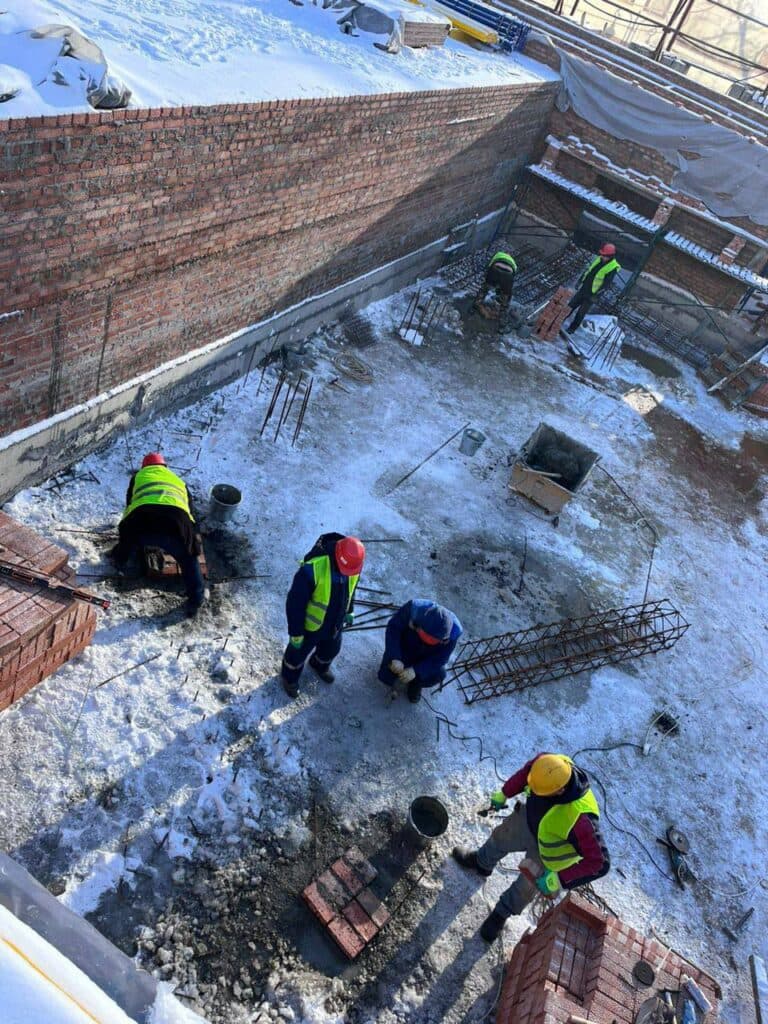 У Маріуполі загарбники продовжують так звану відбудову Драмтеатру