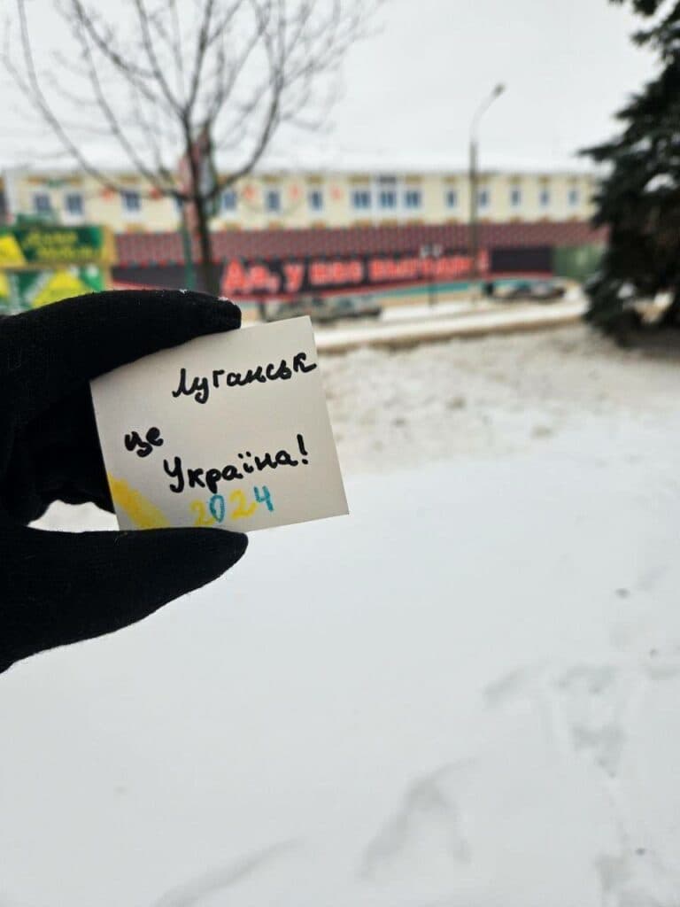 В окупованому Луганську активісти не втомлюються чинити спротив окупантам