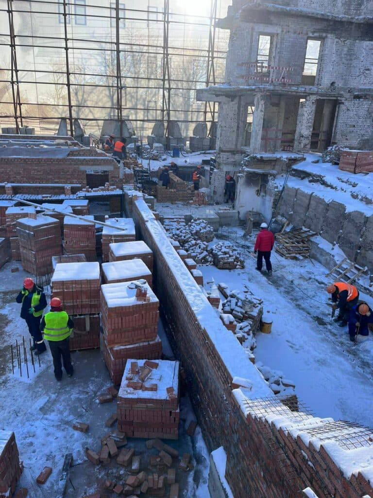 У Маріуполі загарбники продовжують так звану відбудову Драмтеатру