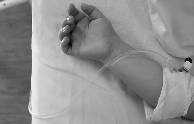 дівчинка загорілася, дитина