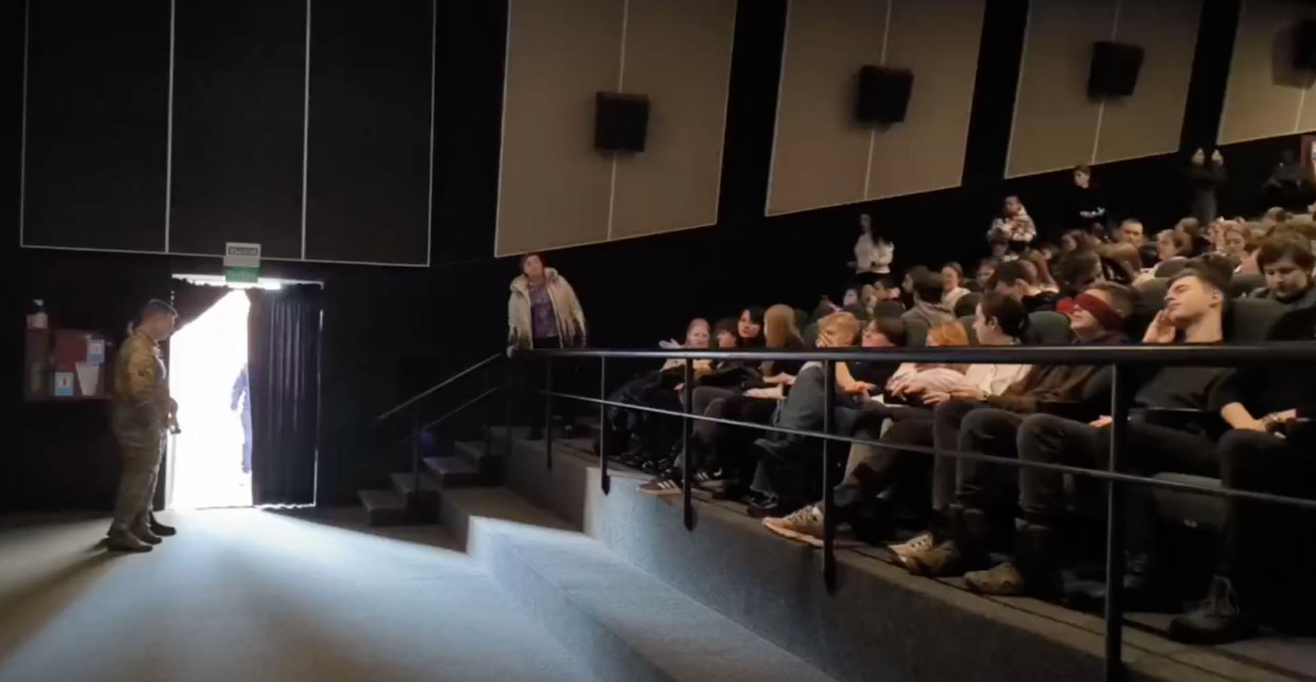 окупанти в Луганську показують пропаганду школярам