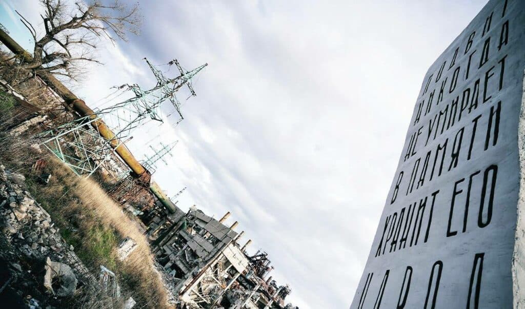 памʼятник Азовсталі у Маріуполі