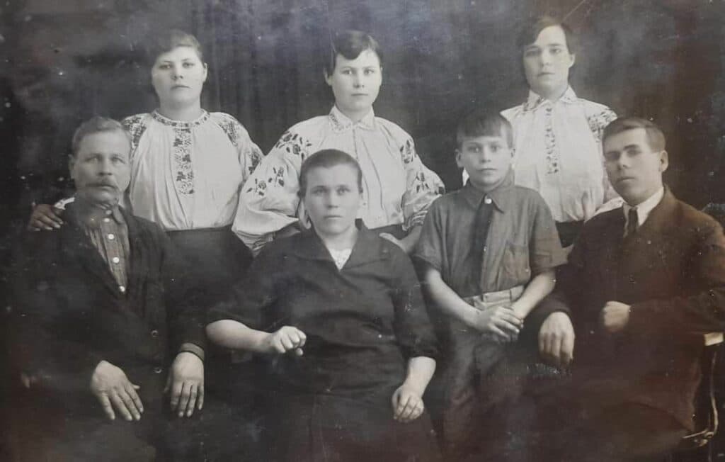 жителі Донеччини у вишиванках