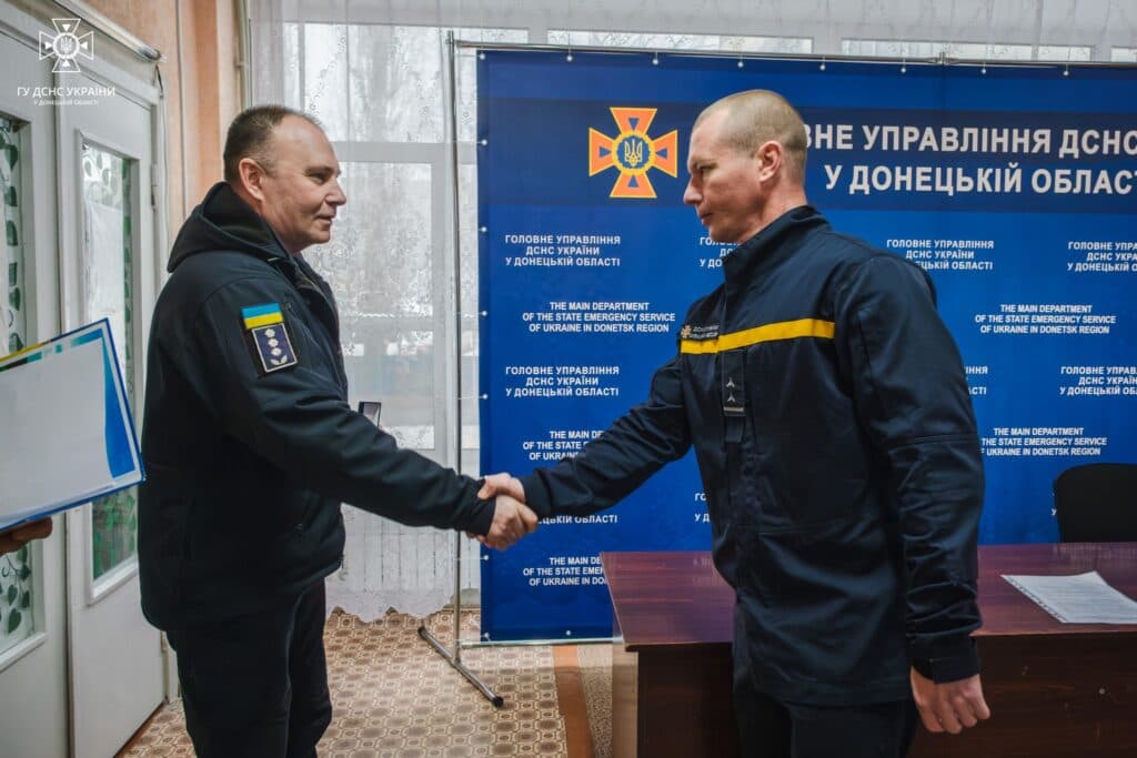 6 рятувальників Донеччини отримали відзнаки МВС та ДСНС (фото)
