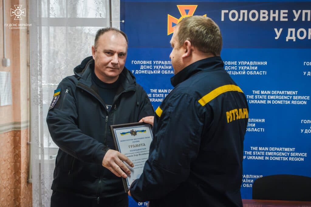 6 рятувальників Донеччини отримали відзнаки МВС та ДСНС (фото)