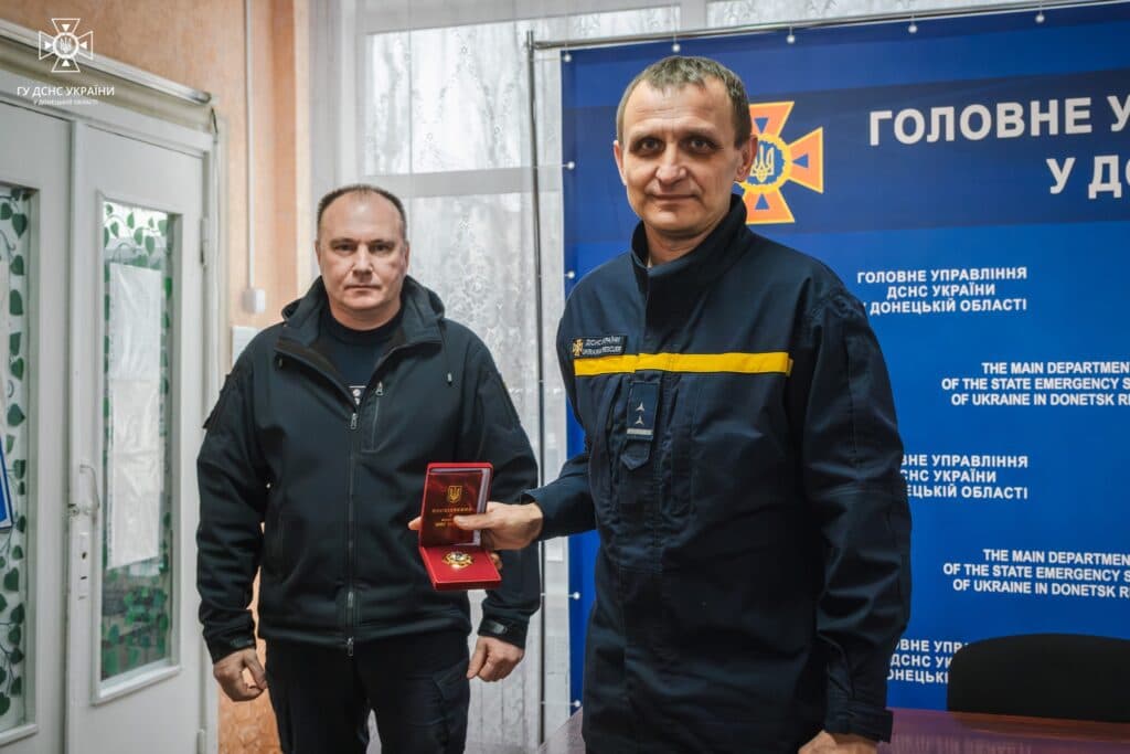 6 рятувальників Донеччини отримали відзнаки МВС та ДСНС (фото)