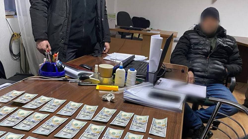 Мешканець Покровська, якого викрили на зберіганні та збуті алкоголю, пропонував поліцейському $4000 хабаря