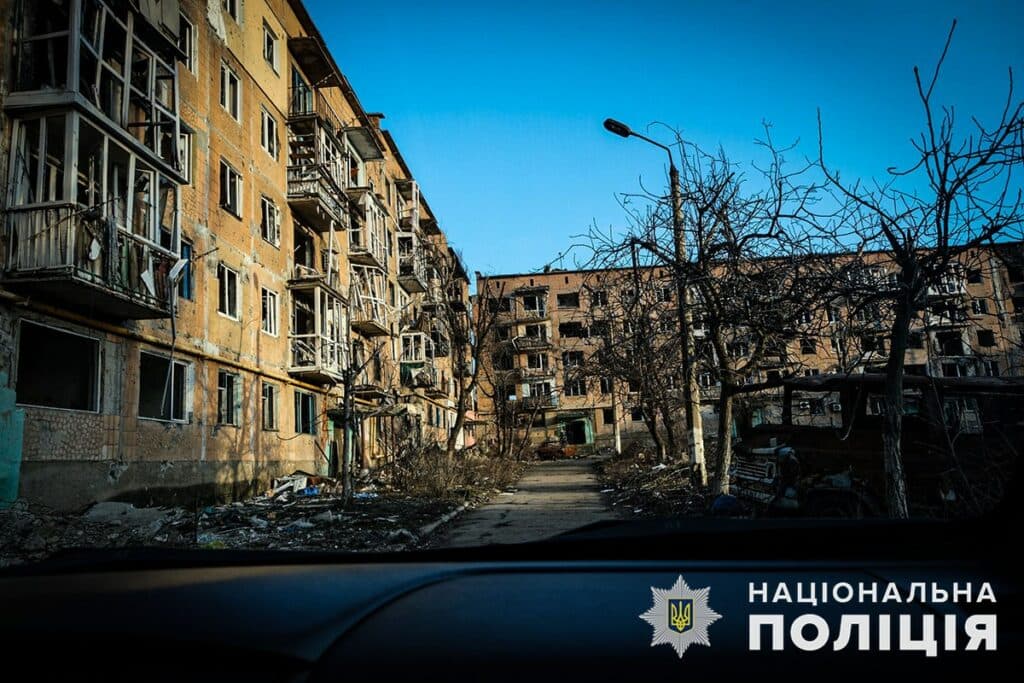 В розбитому ворожими обстрілами Вугледарі залишаються 111 цивільних (відео)