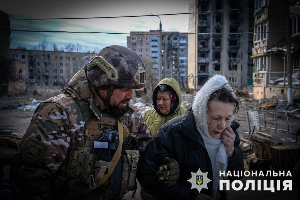 В розбитому ворожими обстрілами Вугледарі залишаються 111 цивільних (відео)