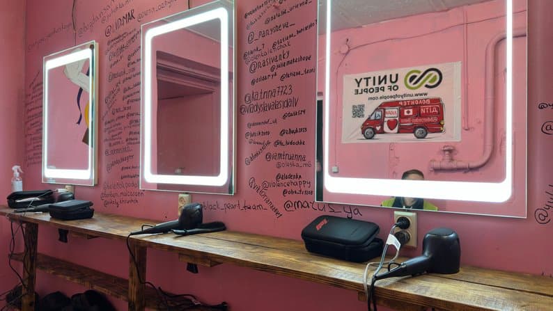 На Донеччині волонтери відкрили для українських військових "пункт незламності"